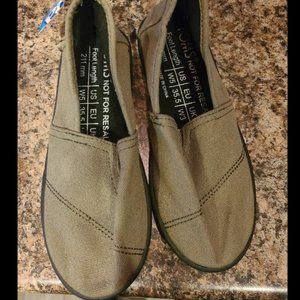 Toms canvas shoes size 5